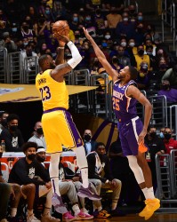 NBA湖人补时争议三分绝杀勇士终结五连胜登顶西部引热议